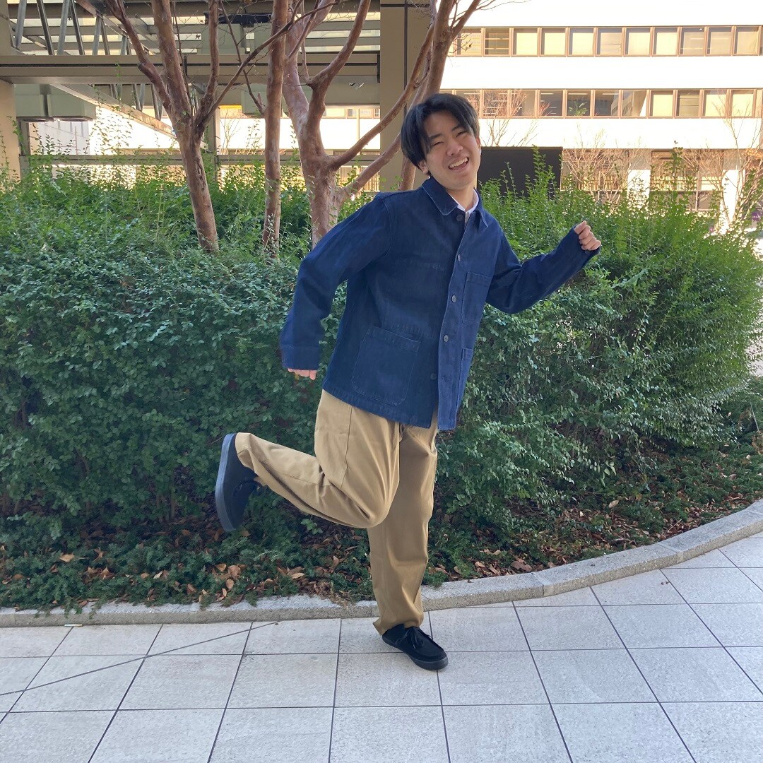 デニムジャケットを着た男性