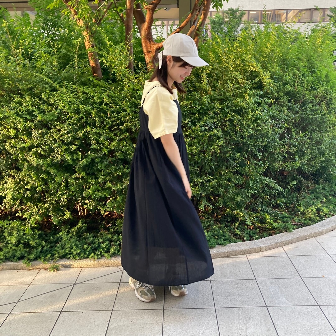 立っている女性の写真