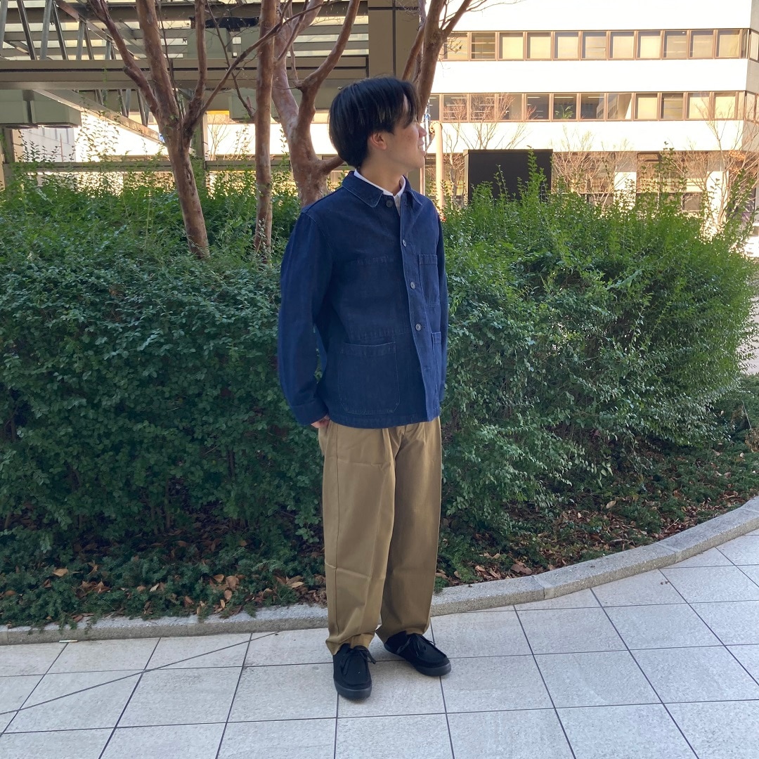 デニムジャケットを着た男性の写真
