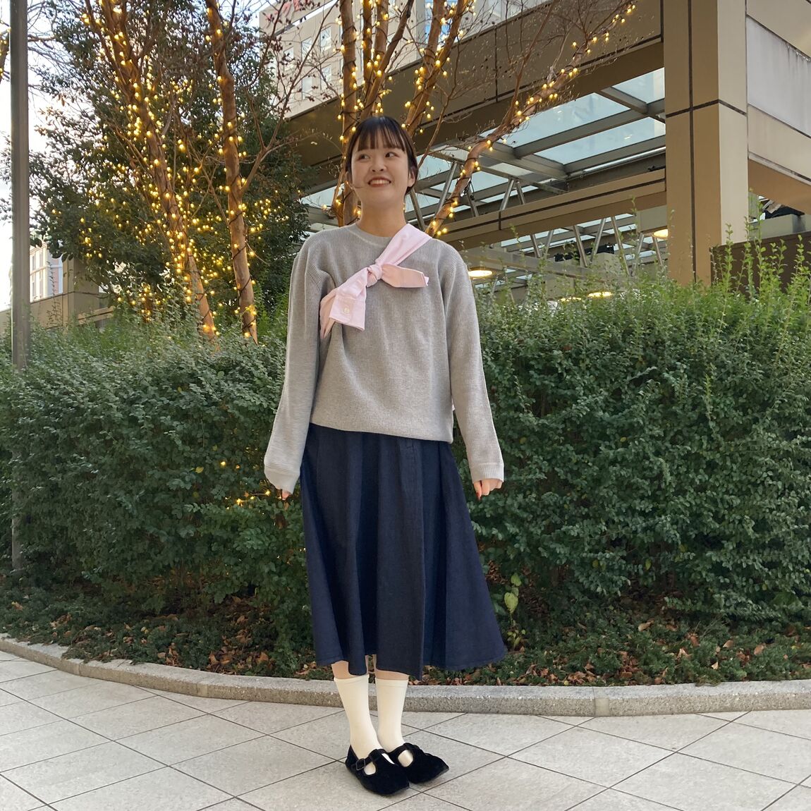 スカートを履いた女性の写真