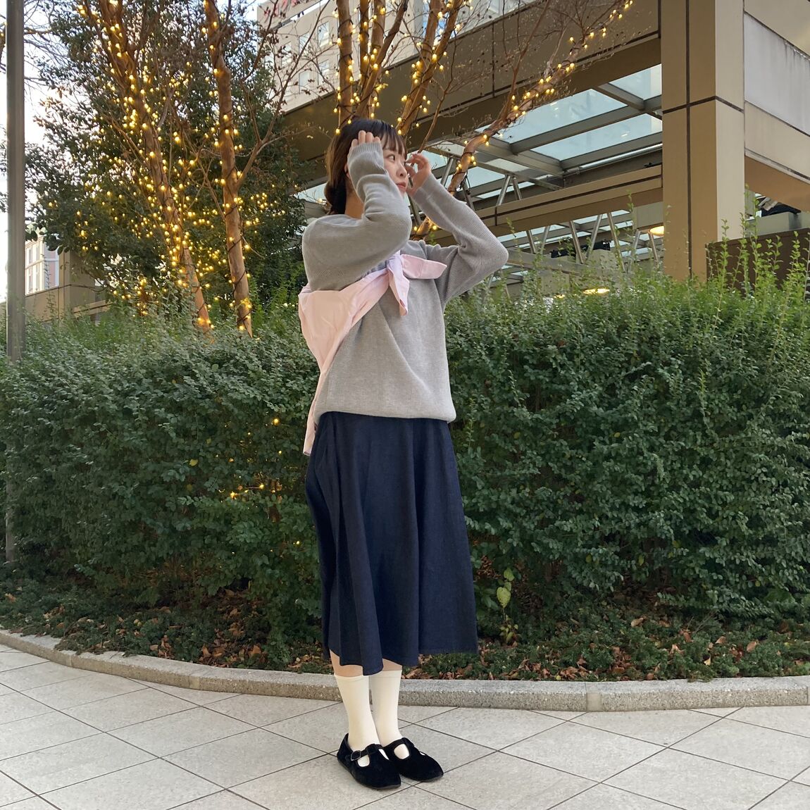 スカートを履いた女性の写真