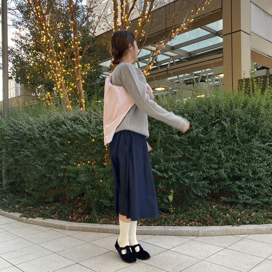 スカートを履いた女性の写真