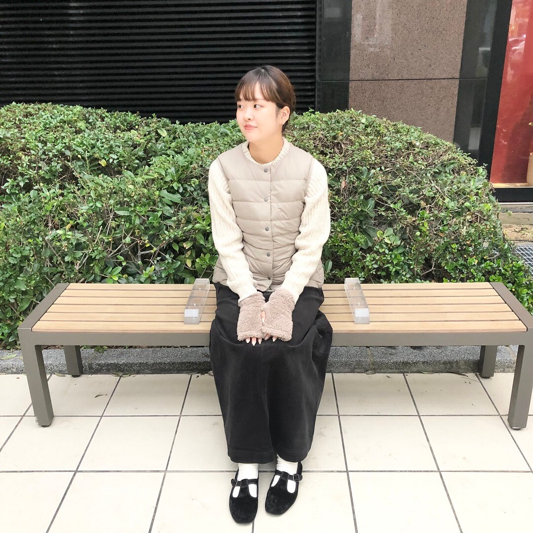 スカートを履いた女性の写真