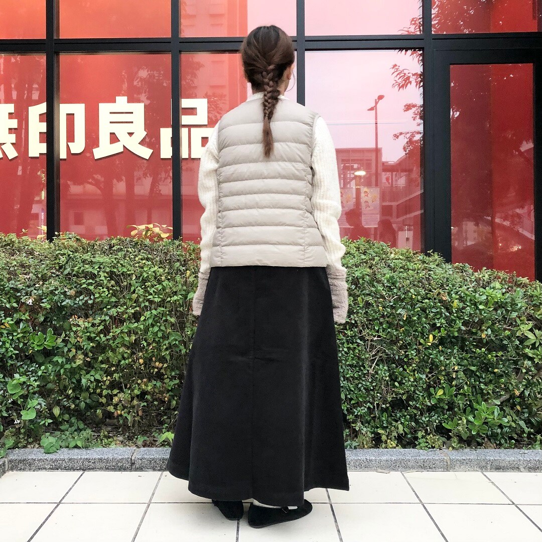スカートを履いた女性の写真