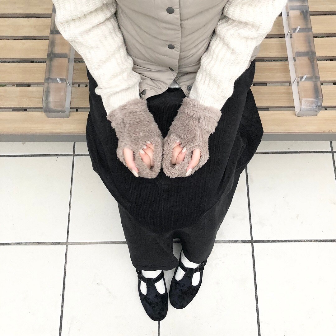 スカートを履いた女性の写真
