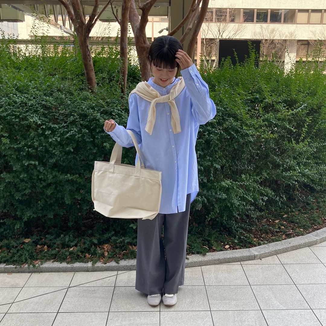 立っている女性の写真