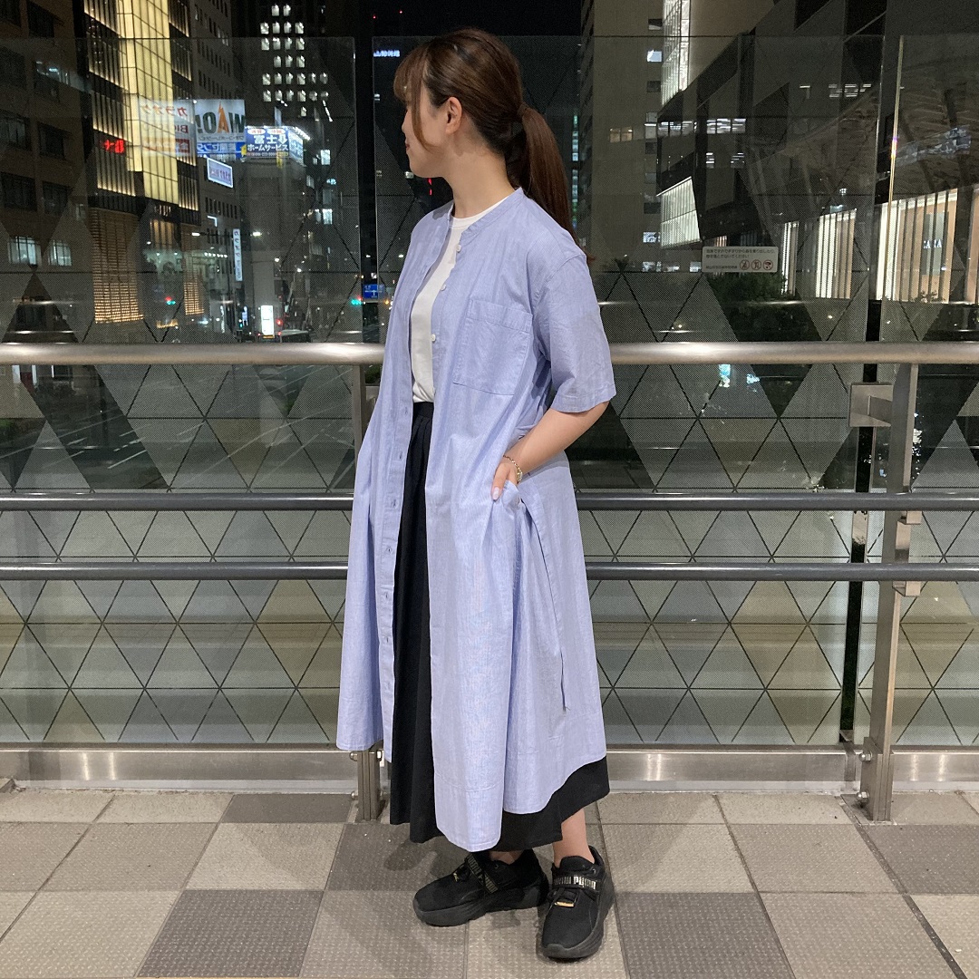 シャツワンピースの女性