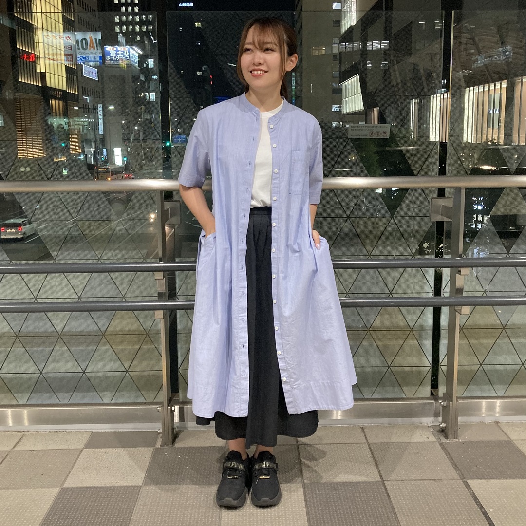 シャツワンピースの女性