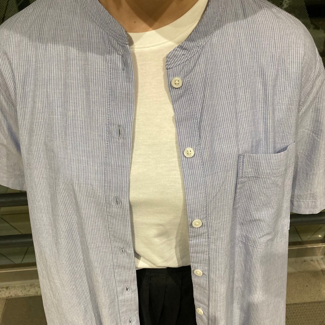 シャツワンピースの女性