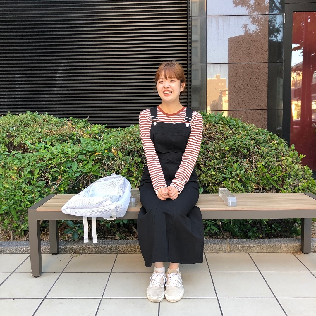 女性がスカートをはいて立っている写真