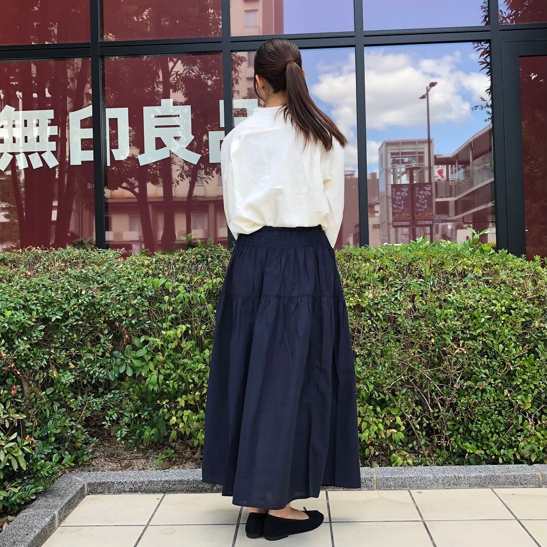 女性がスカートをはいている写真