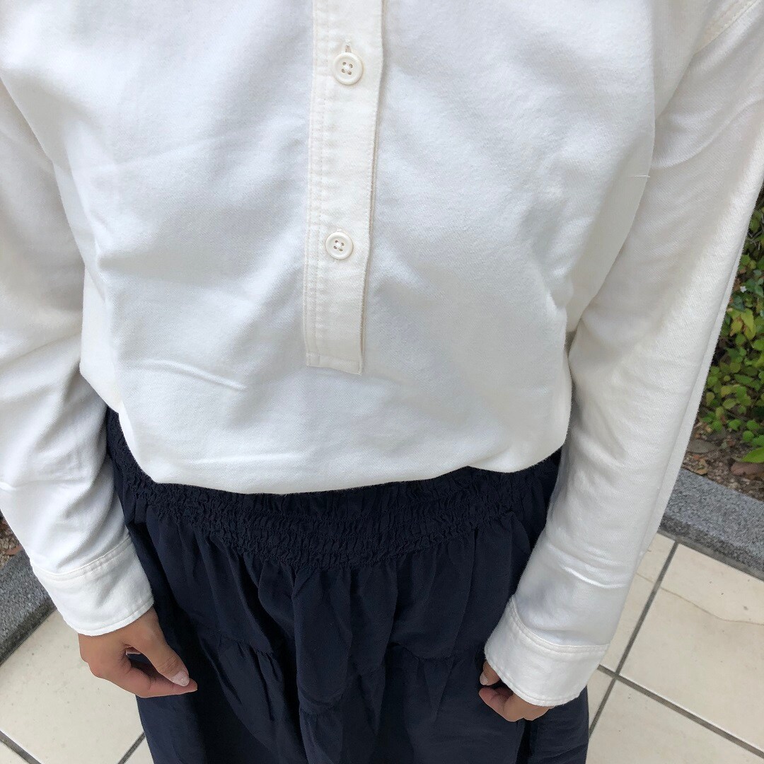 スカートをはいた女性が立っている写真