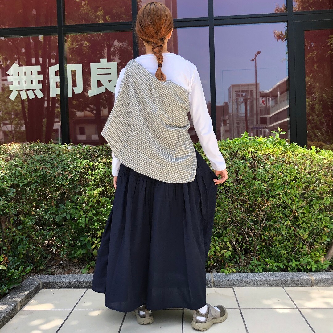 スカートをはいた女性が立っている写真