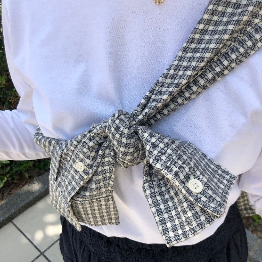 スカートをはいた女性が立っている写真