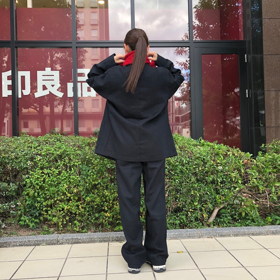 女の子が立っている写真