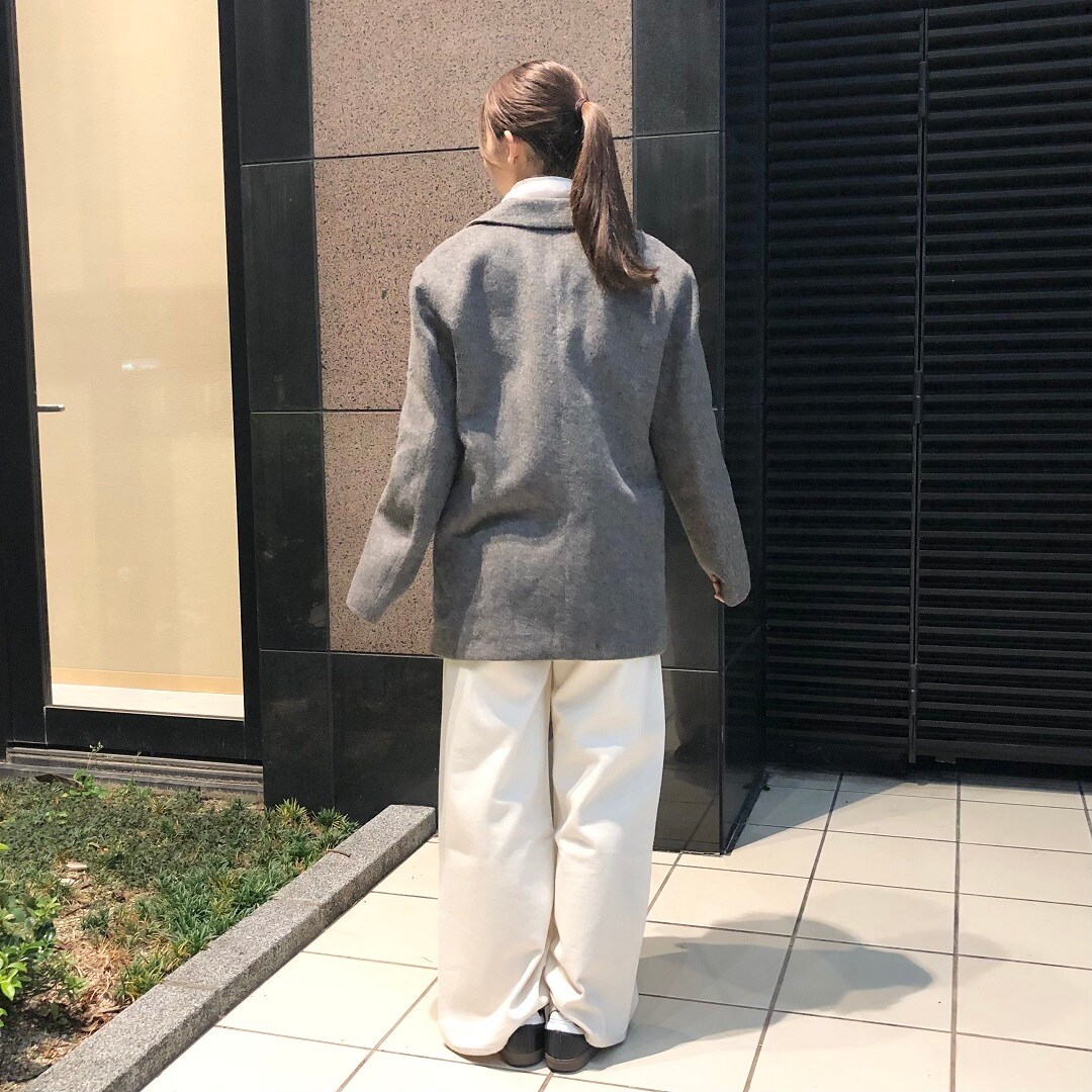 女性がお店の外で立っている写真