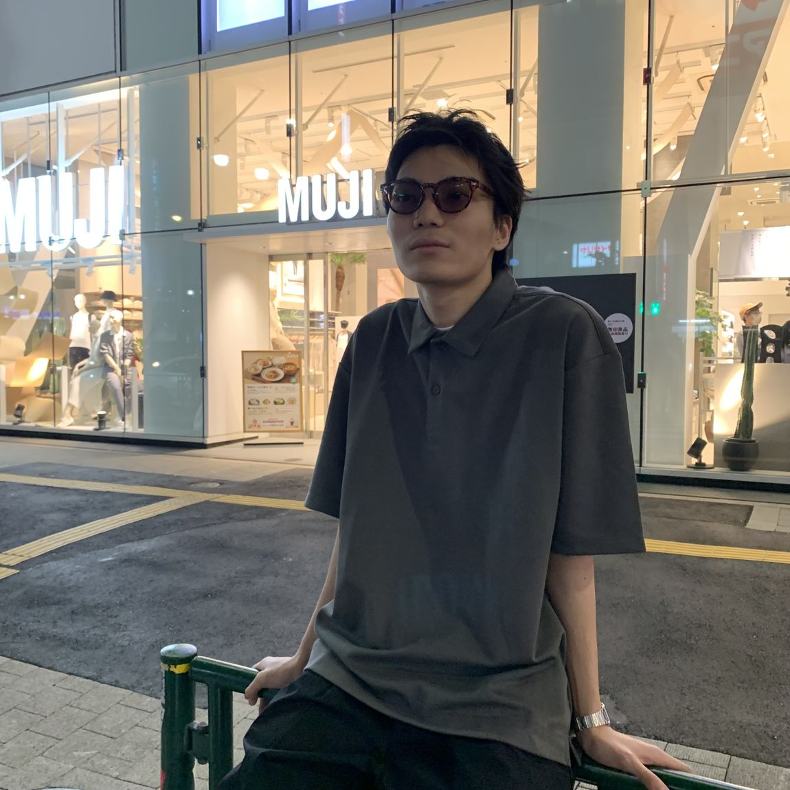 紳士着衣　店舗の外に腰かけている　涼感ワイドポロシャツ