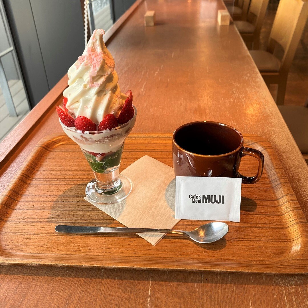 いちごとさくらのわらび餅パフェとホットコーヒー