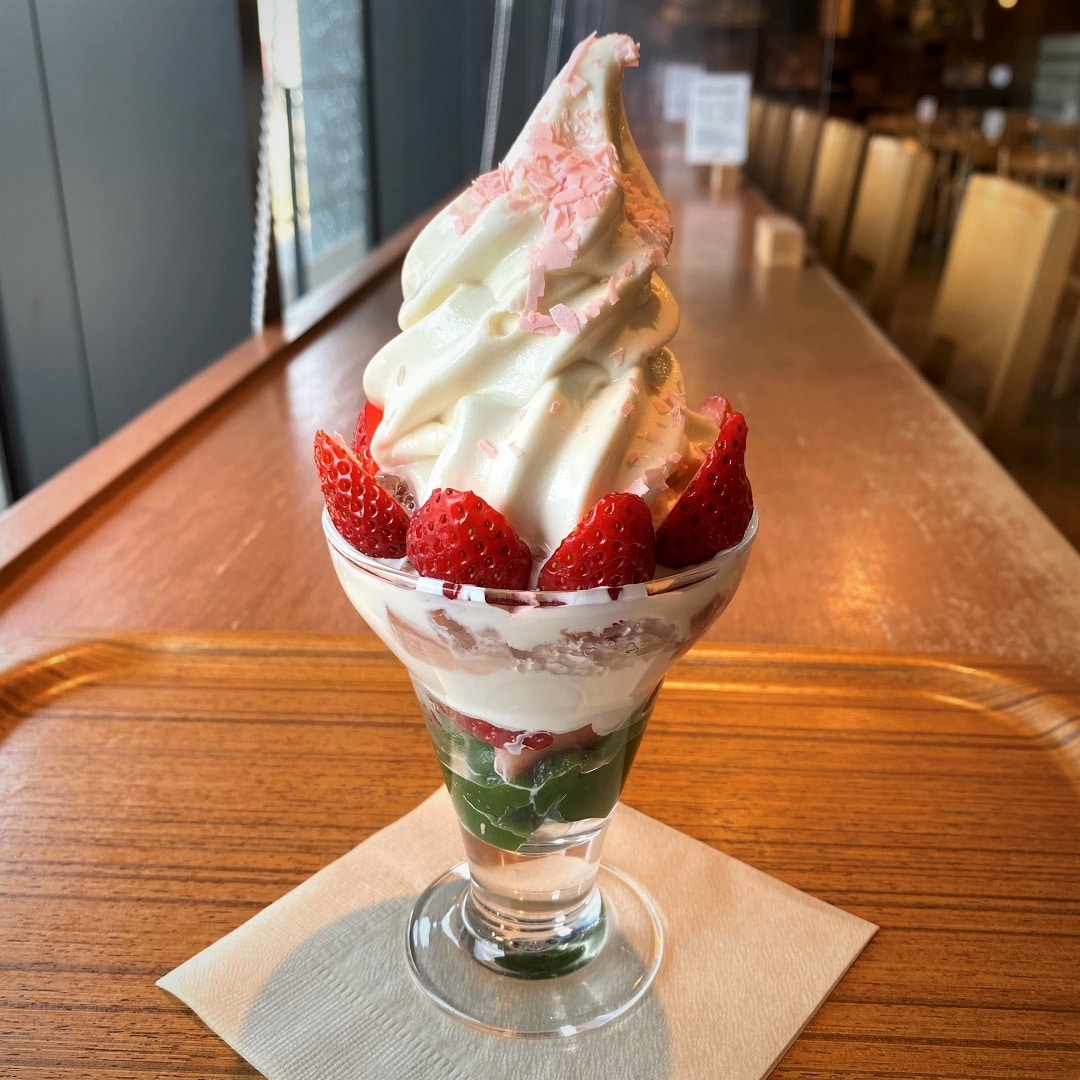 いちごとさくらのわらび餅パフェ2