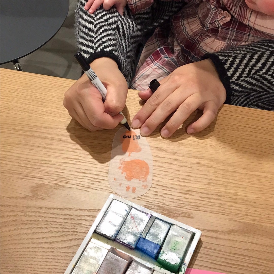 ワークショップのキーホルダー作成中