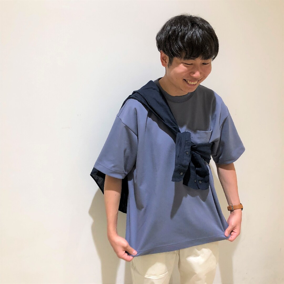 Tシャツを着用したスタッフの写真（紳士）1