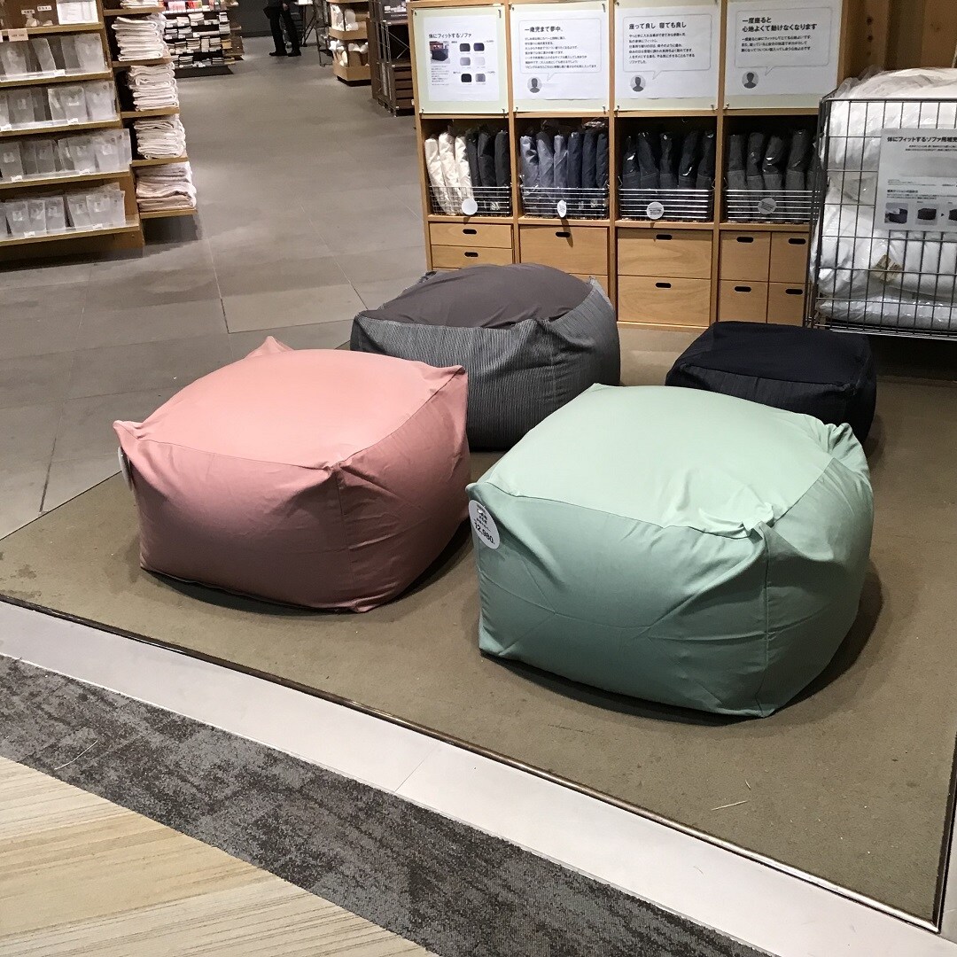 体にフィットするソファ画像