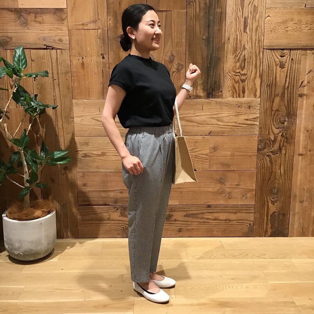 風を通すストレッチサッカーテーパードパンツ