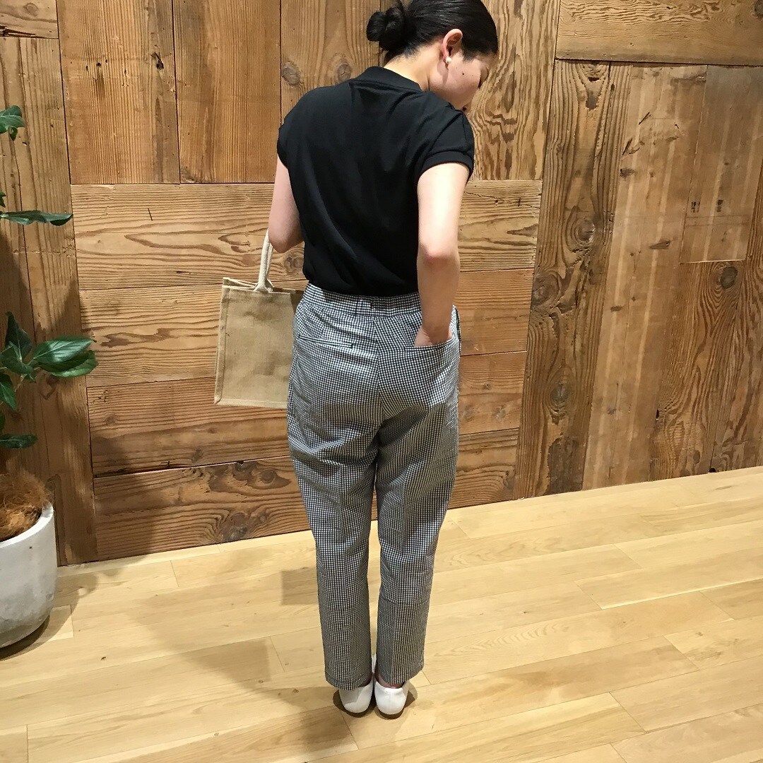 風を通すストレッチサッカーテーパードパンツ