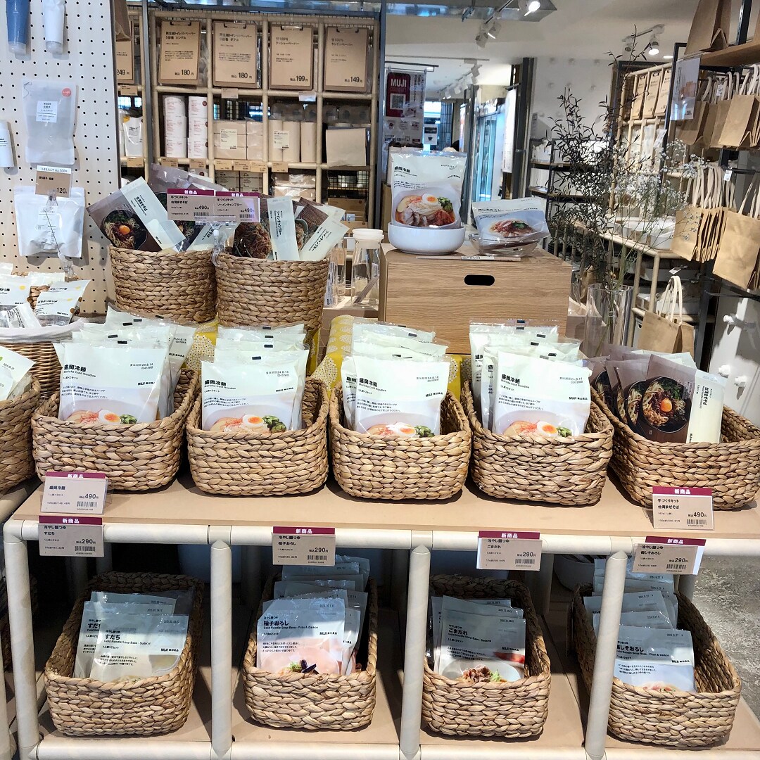 https://contents.muji.com/jp/sites/jp/files/%E3%81%8A%E3%81%9F%E3%82%88%E3%82%8A%EF%BC%94%E6%9C%88%E7%9B%9B%E5%B2%A1%E5%86%B7%E9%BA%BA2.png