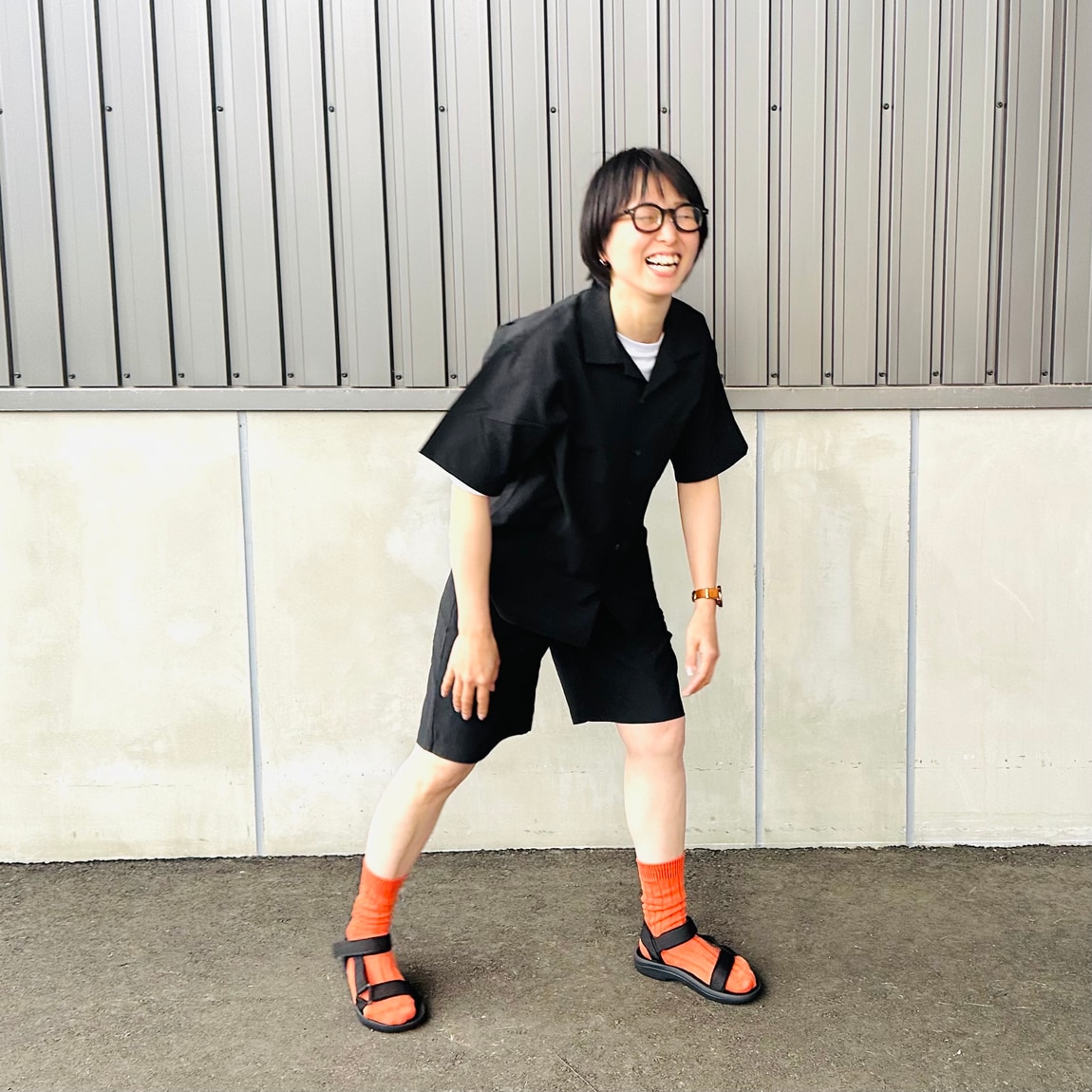 笑ってる