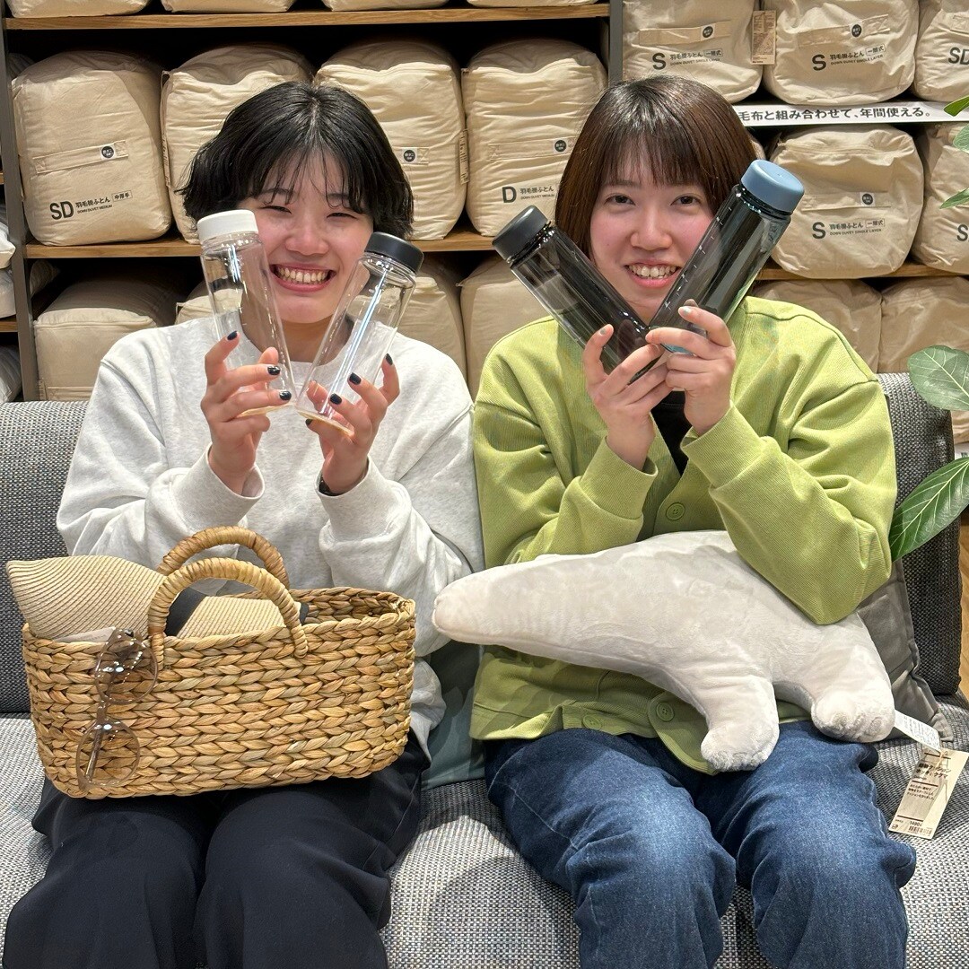 笑顔のかわいいスタッフがボトルを持っている