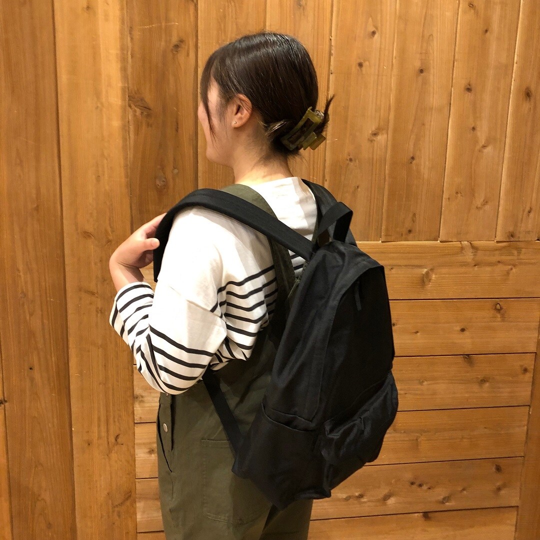 リュックを背負った後ろ姿