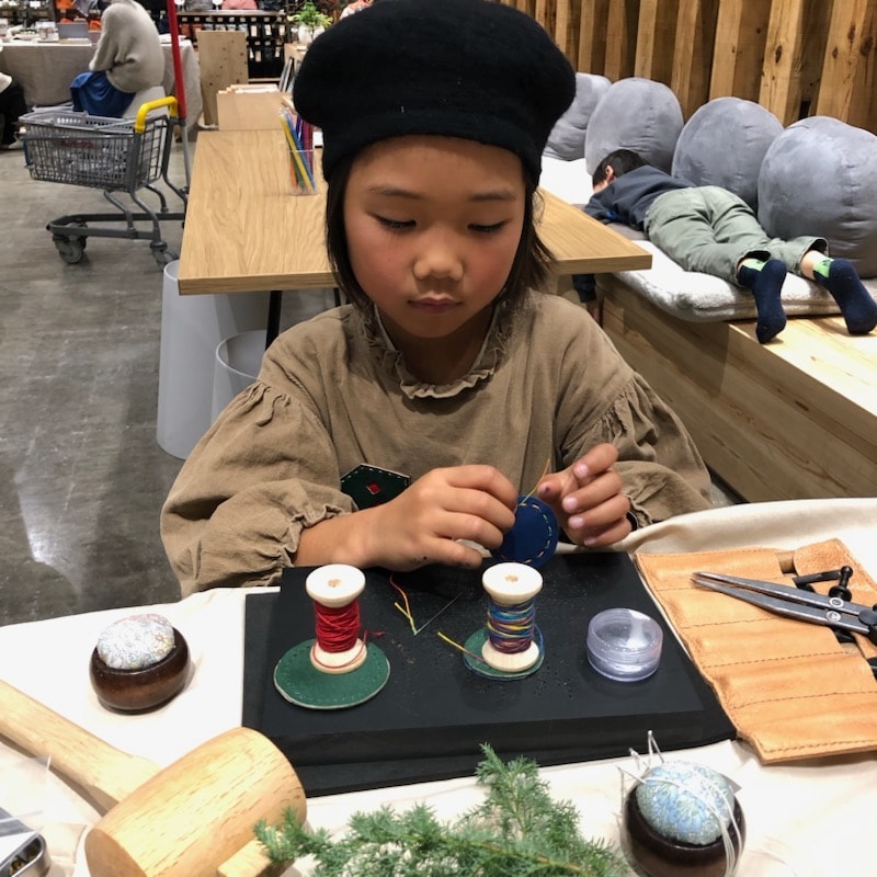 子供が真剣にワークショップ制作の様子　