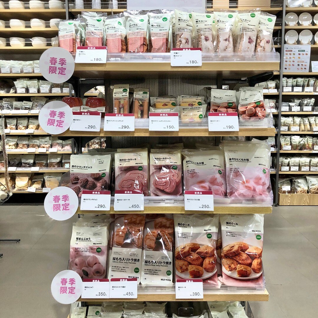 桜のお菓子の売場の写真