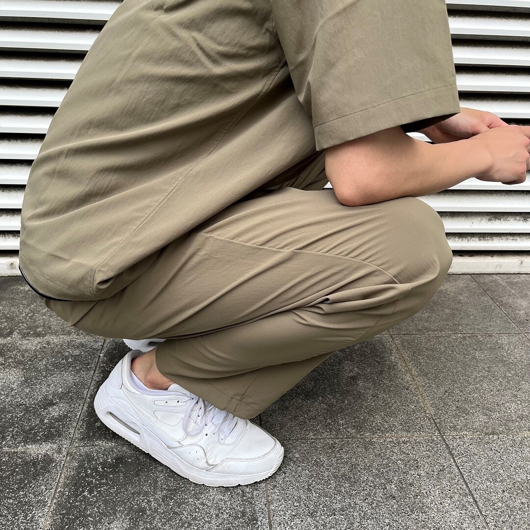 しゃがんだ画像