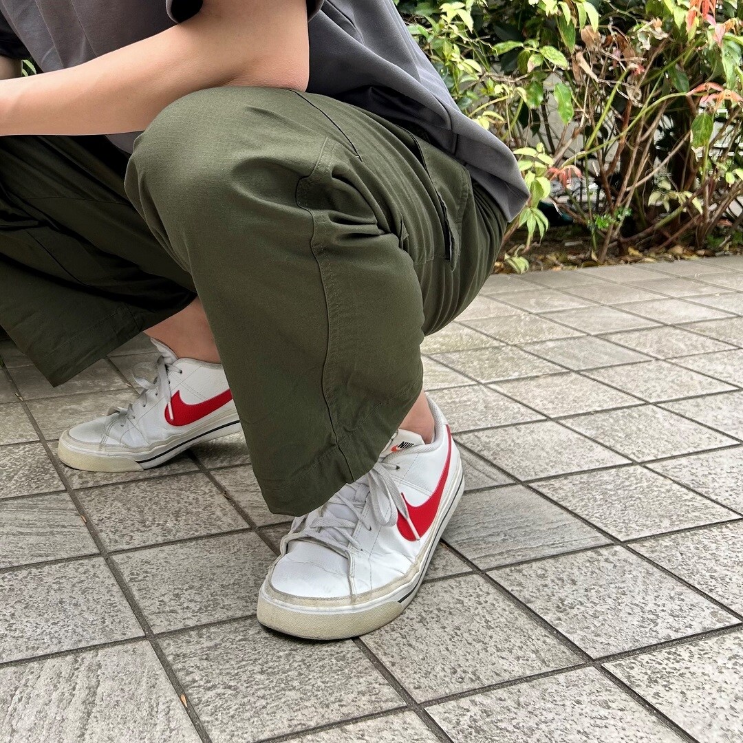 しゃがんだ画像
