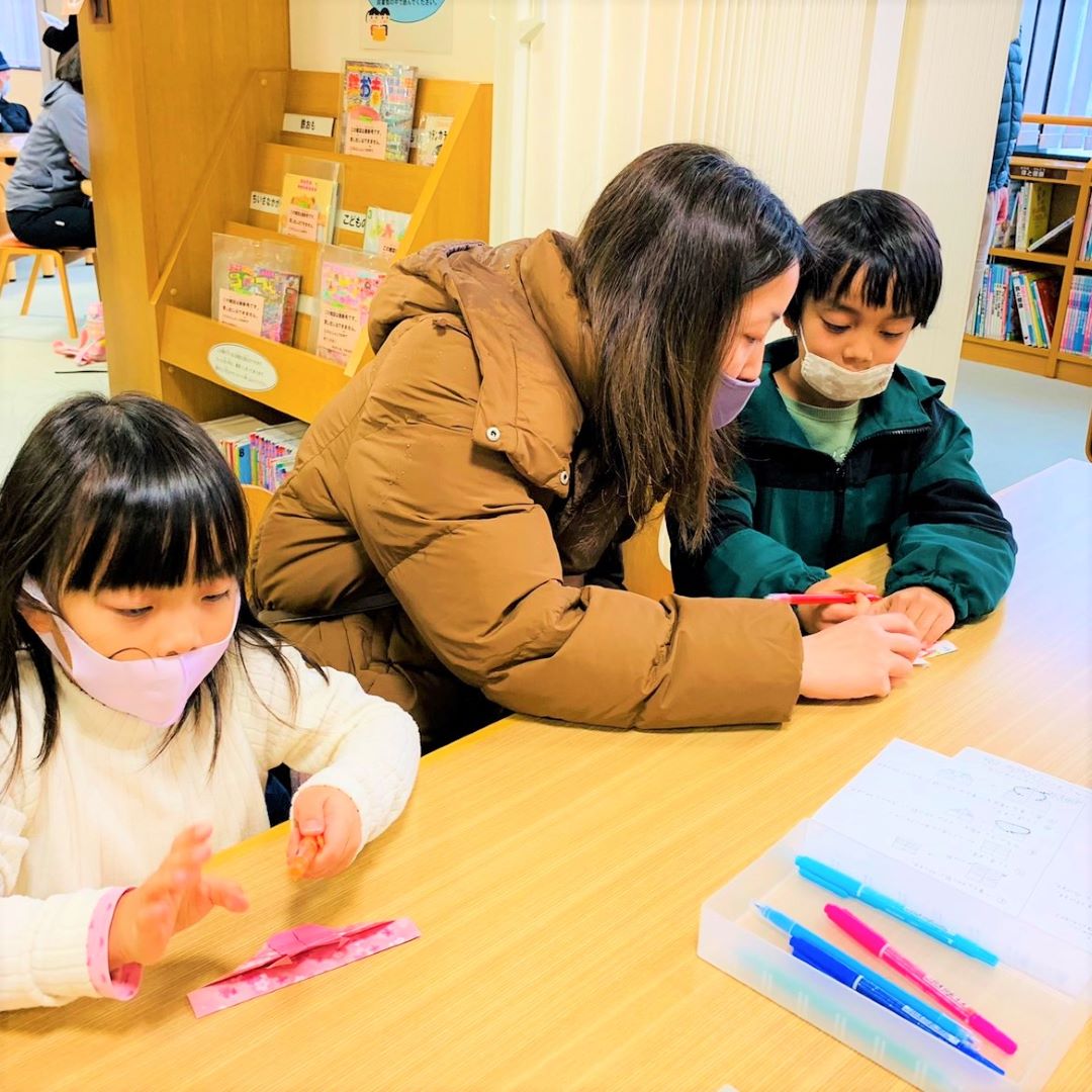 親子で作成中の３人組