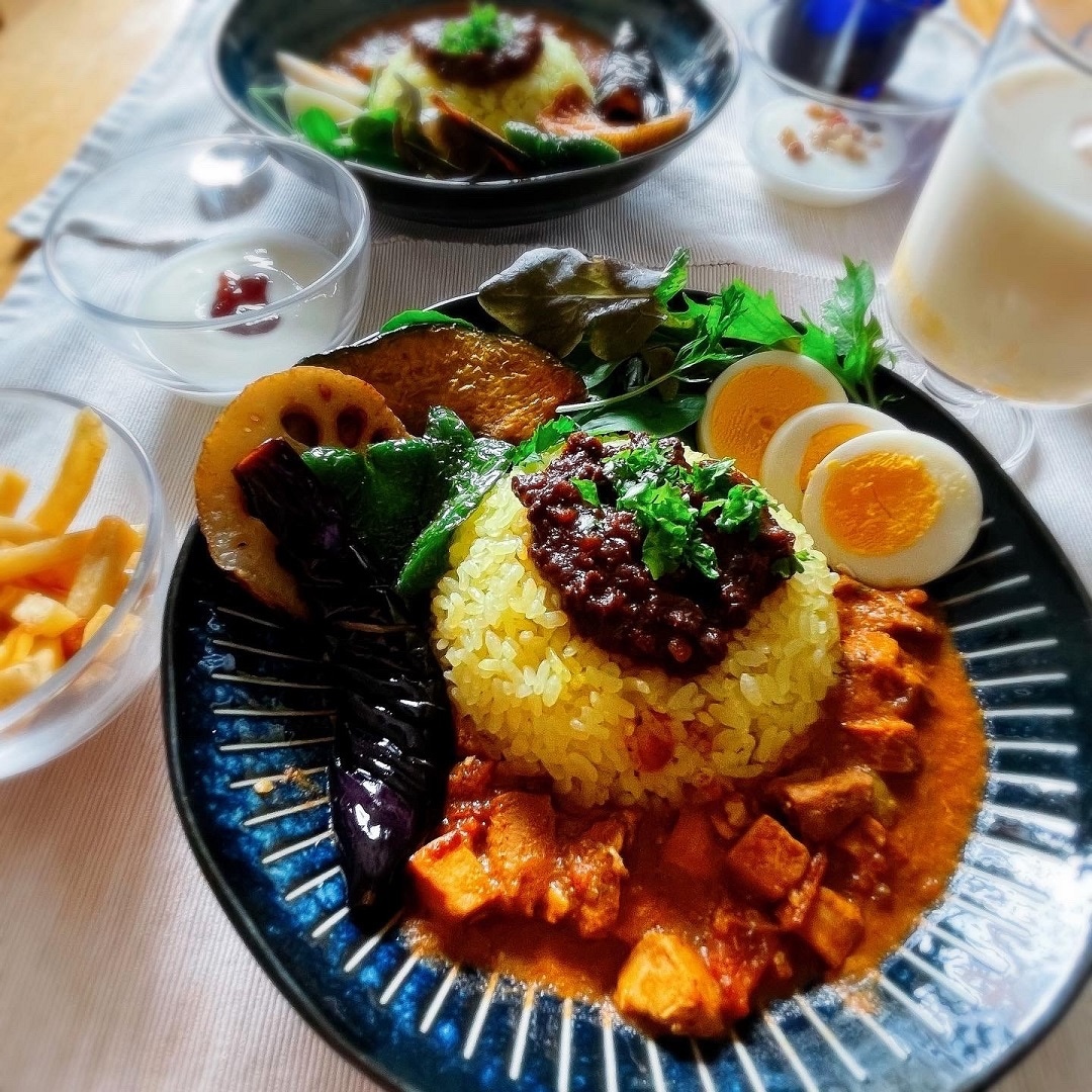 あいがけカレーと揚げ野菜で彩をつけました