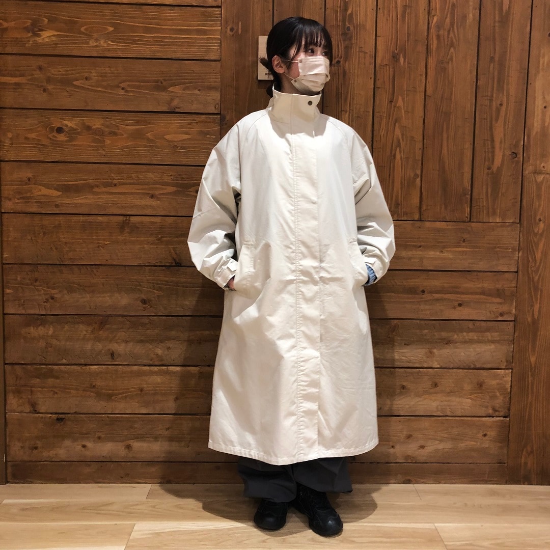 ロングジャケットのジップを閉めて着ました