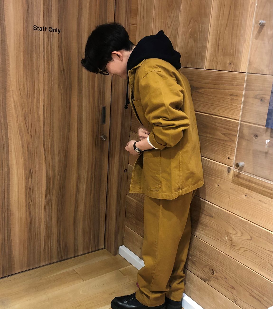 カバーオールを着た男性