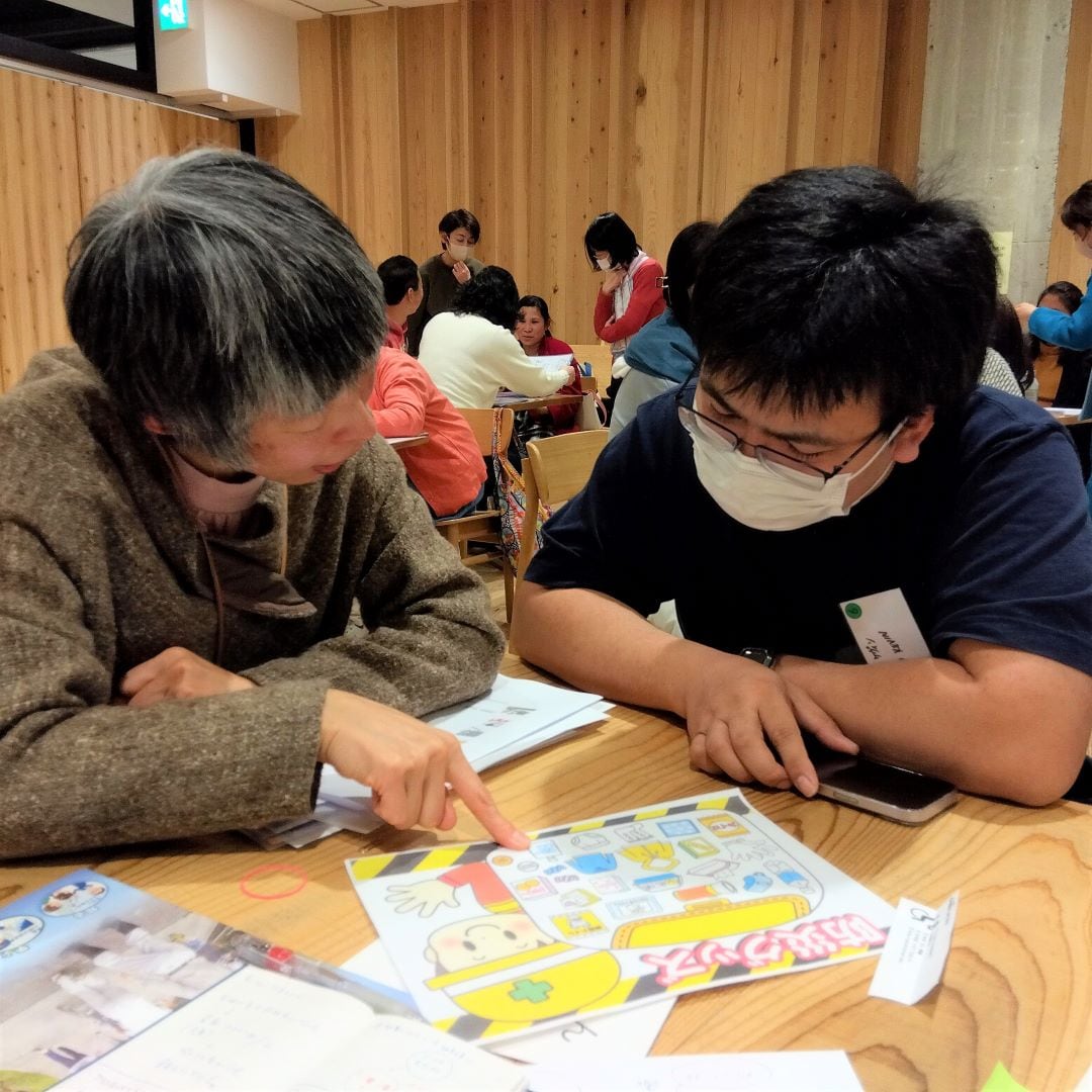 交流をする海外の方と日本の方。
