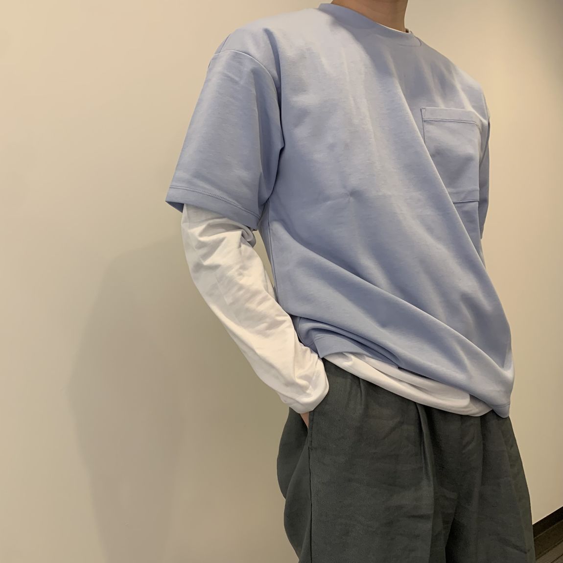 涼感ワイドTシャツを着た男性　バストアップ
