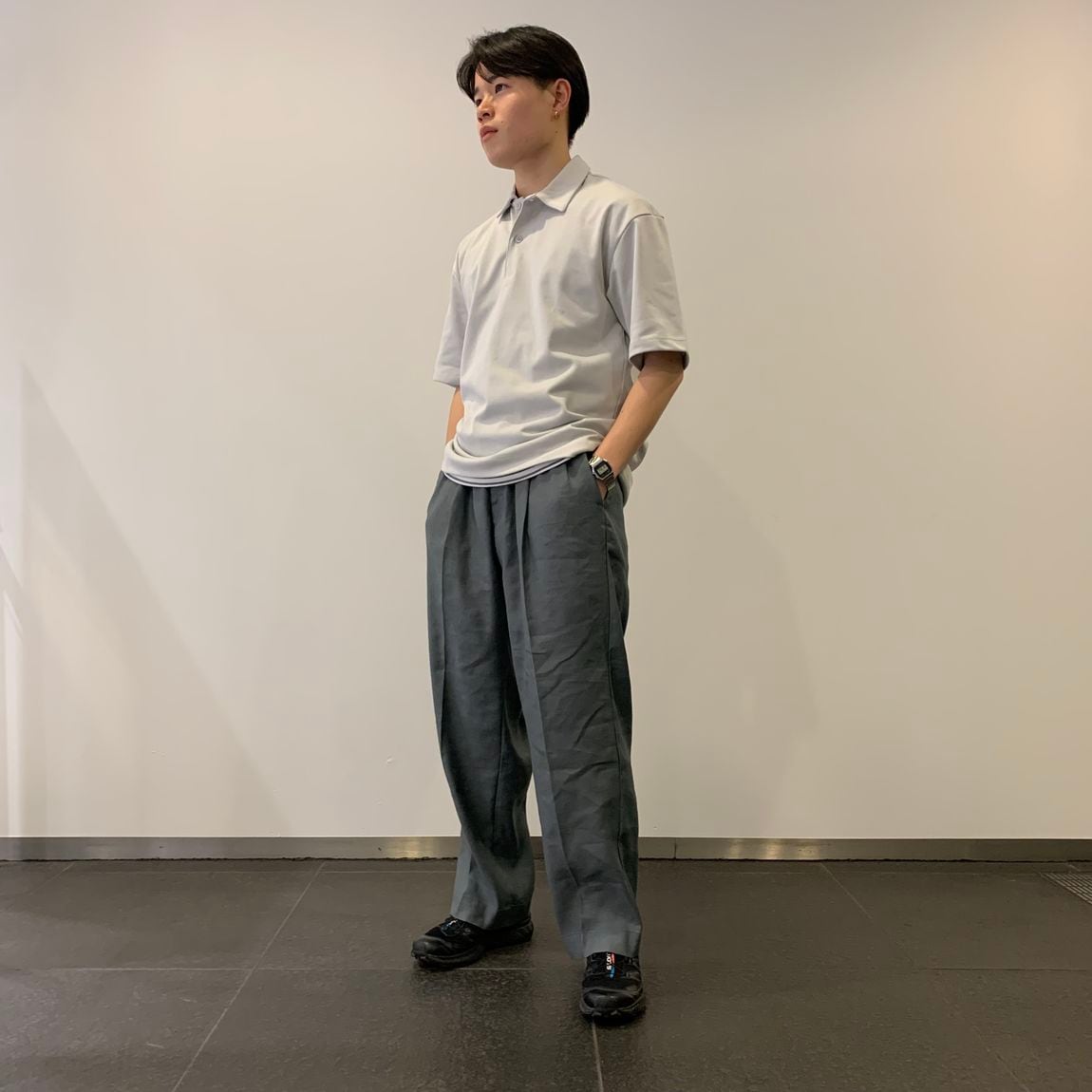 涼感ワイド五分袖ポロシャツを着た男性　全身