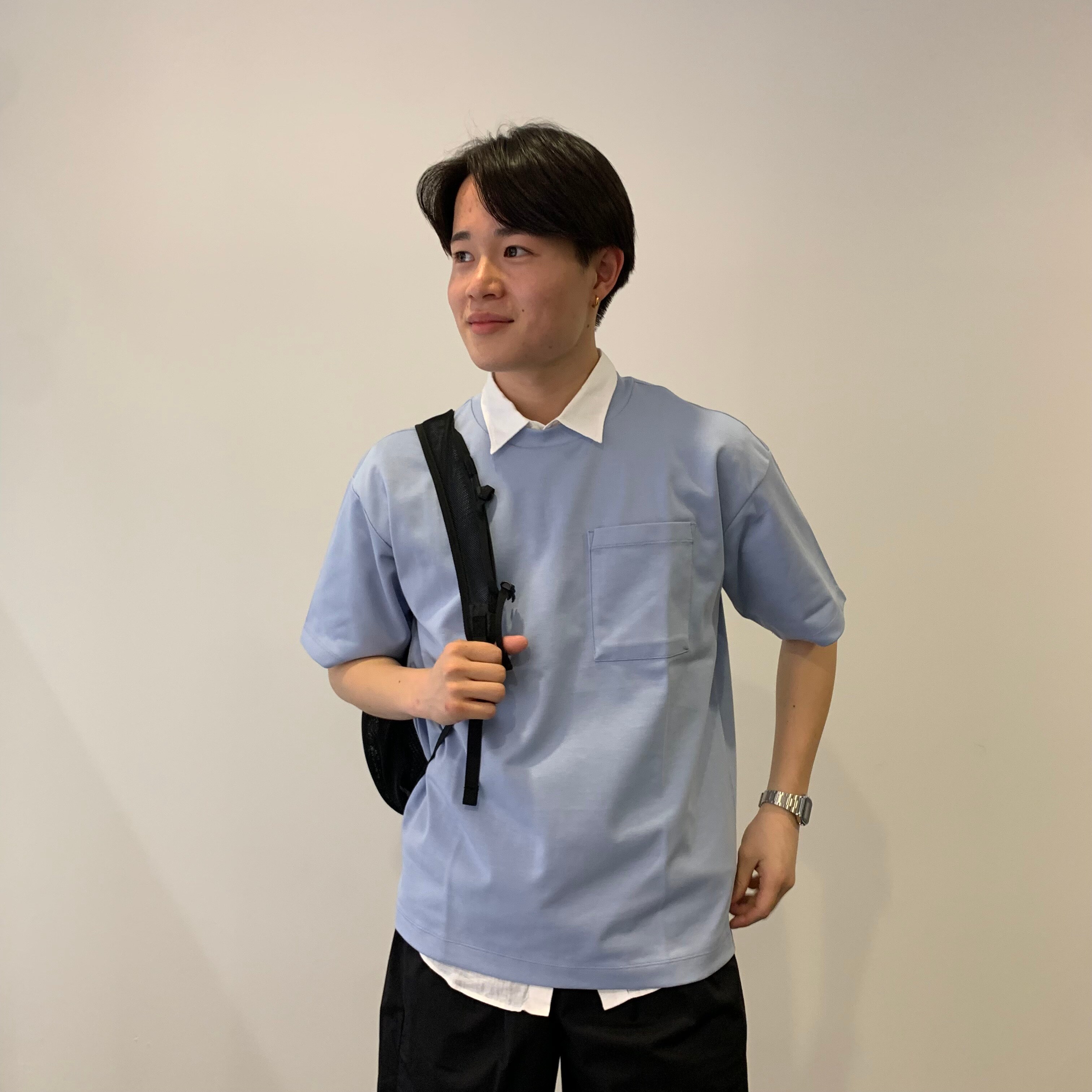 涼感ワイドTシャツを着ている男性　インナーに襟付きシャツを着ている