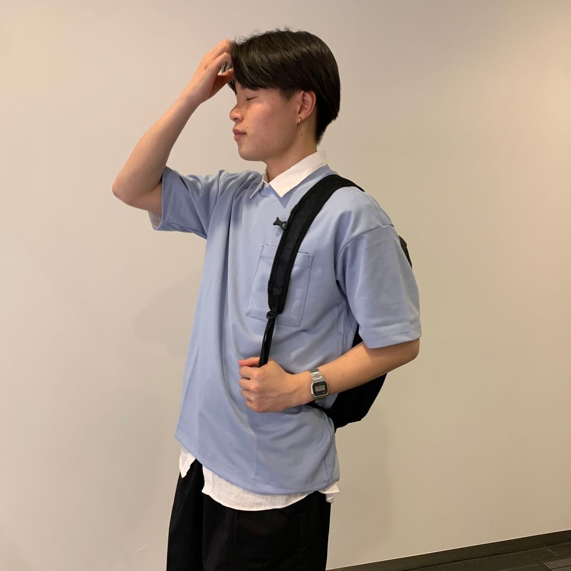 涼感ワイドTシャツを着ている男性　横からの図