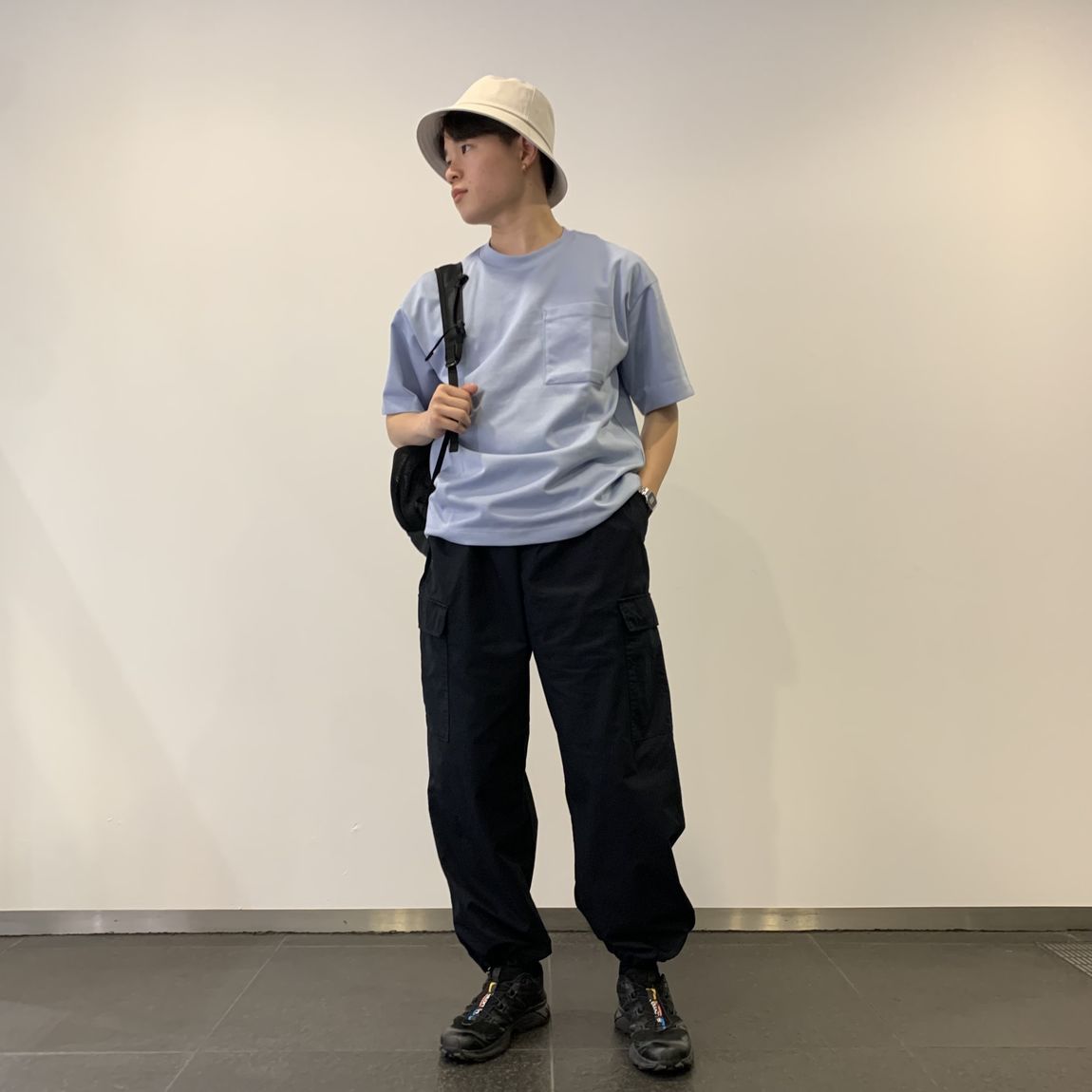 涼感ワイドTシャツを着た男性　全身