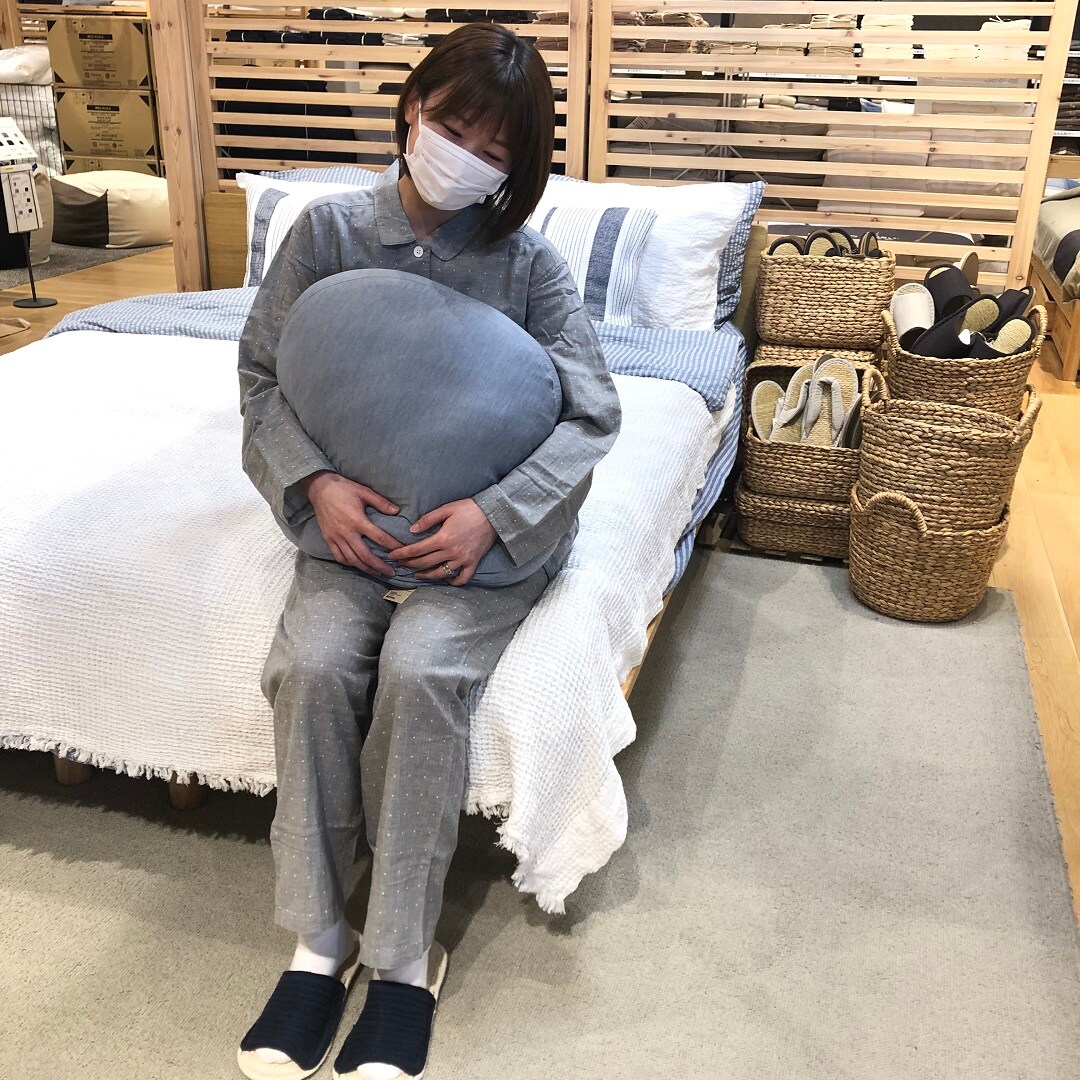 む