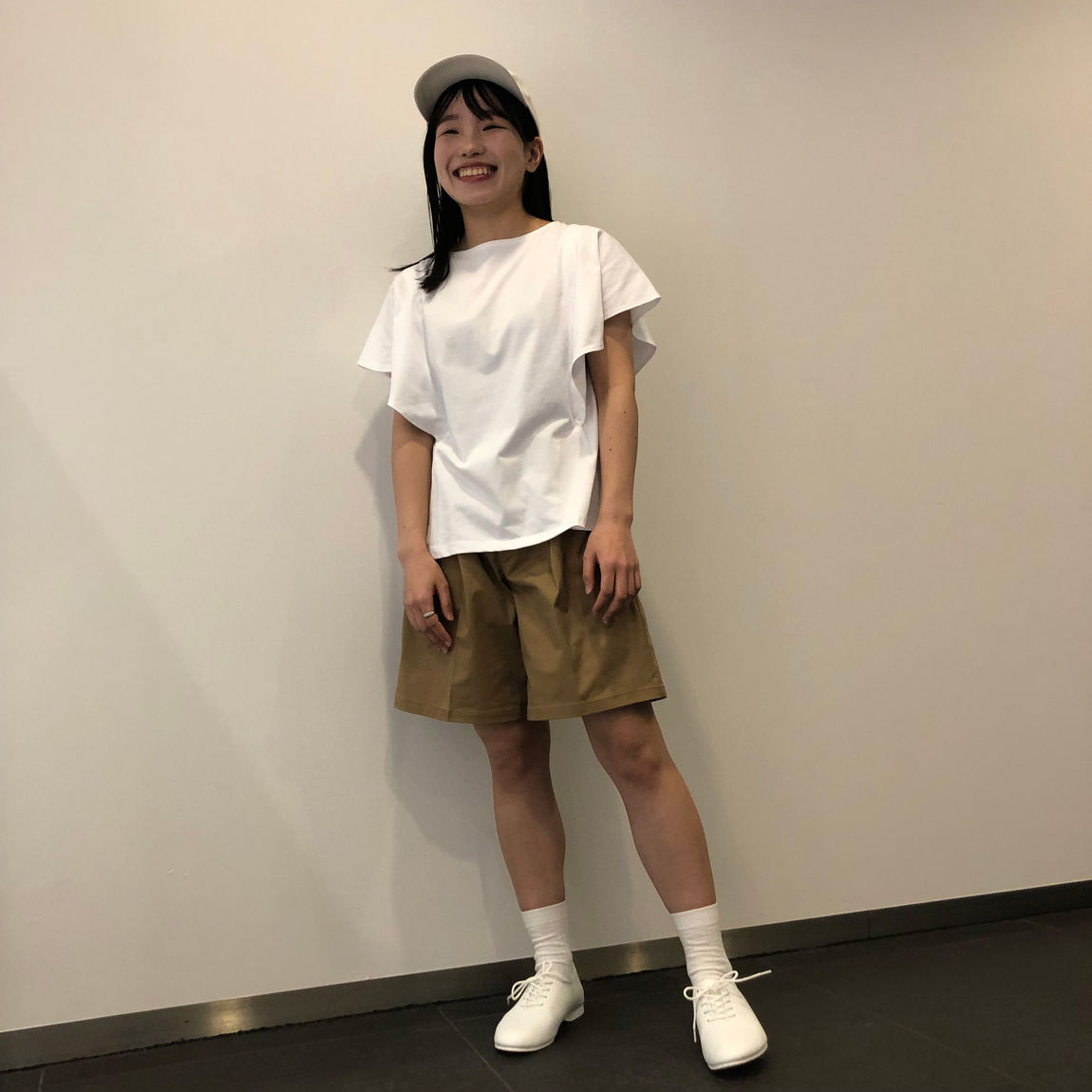 涼感UVカットブラウスTシャツを着た女性　全身