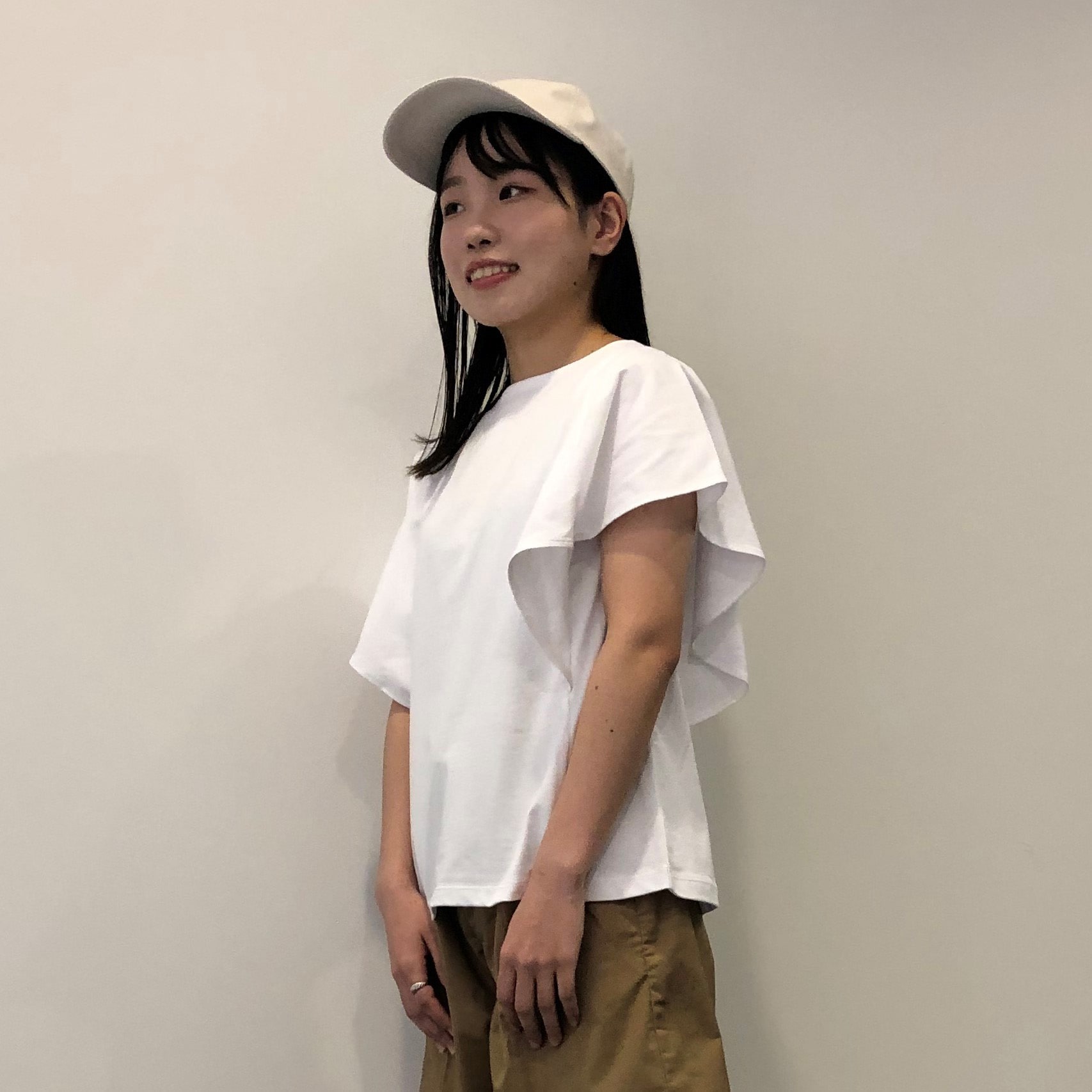 涼感UVカットブラウスTシャツを着た女性　バストアップ