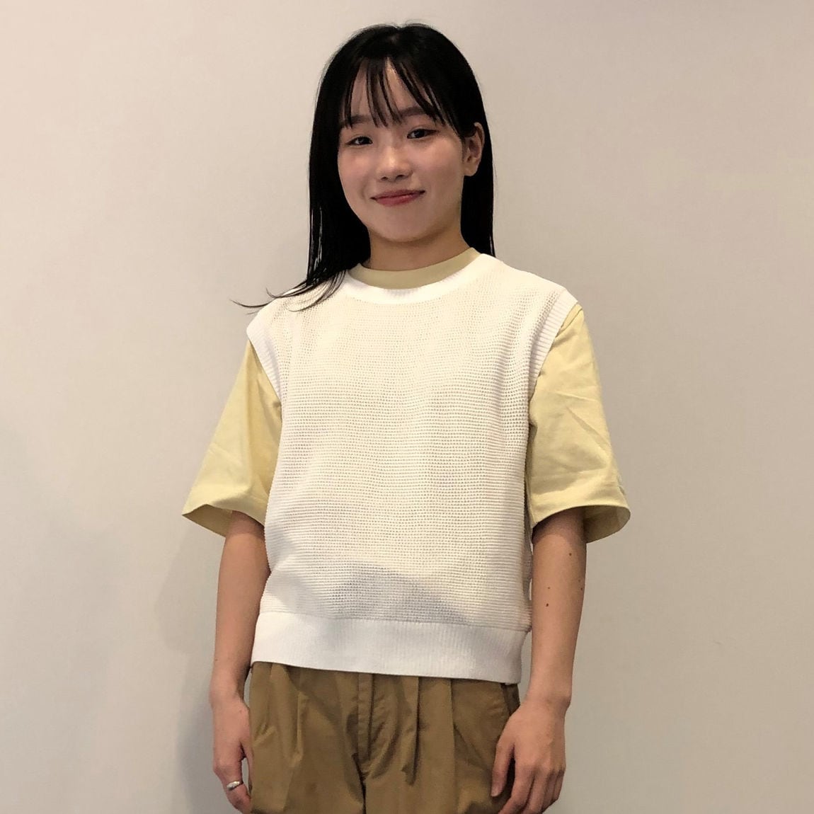 涼感ワイドTシャツを着た女性　バストアップ